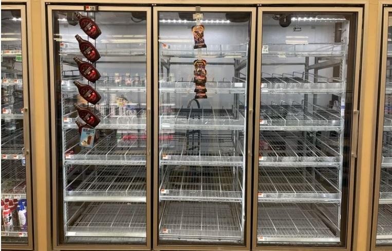 Nguồn sữa tại nhiều cửa hàng, siêu thị ở Mỹ gặp phải tình trạng khan hiếm. Ảnh: Reuters Nguồn sữa tại nhiều cửa hàng, siêu thị ở Mỹ gặp phải tình trạng khan hiếm. Ảnh: Reuters