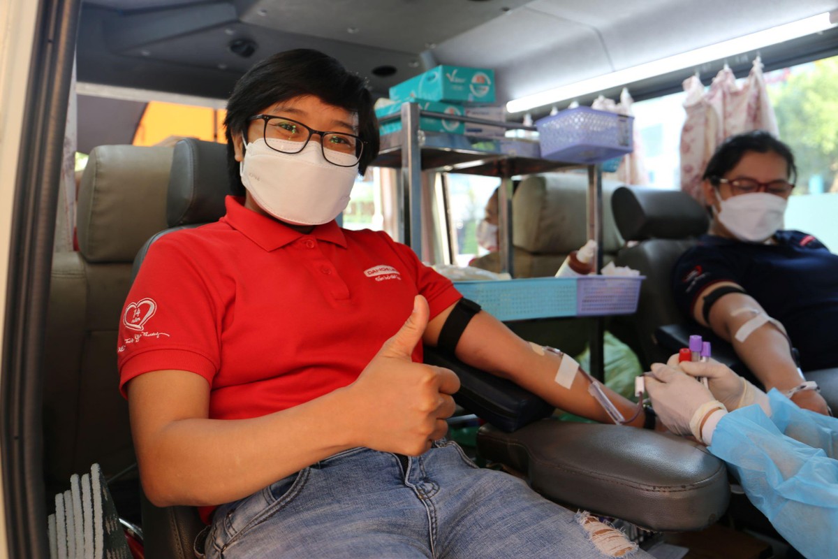 Một tình nguyện viên Dai-ichi Life Việt Nam đang tham gia hiến máu. Một tình nguyện viên Dai-ichi Life Việt Nam đang tham gia hiến máu.