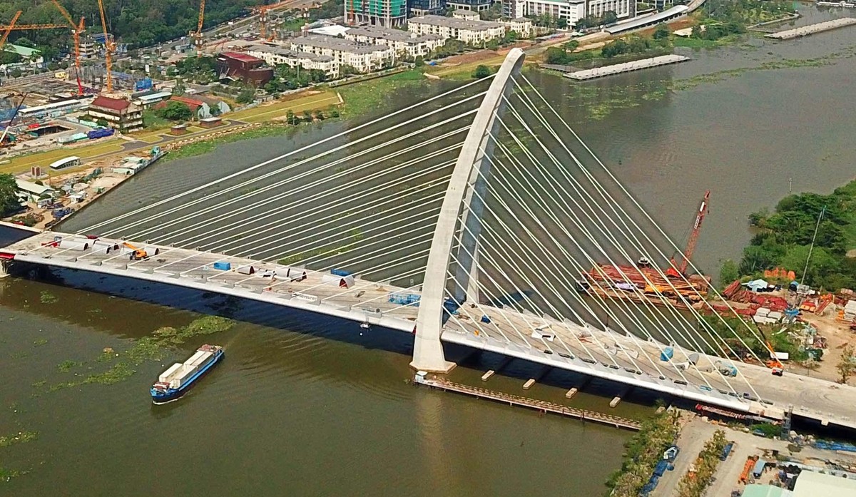 Cầu có thiết kế dây văng với trụ tháp chính mang kiến trúc Cầu Rồng cao 113m, là biểu tượng cổng chào từ trung tâm Thành phố qua Đô thị mới Thủ Thiêm. Cầu Thủ Thiêm 2 nối Đô thị mới Thủ Thiêm với Quận 1, góp phần hoàn thiện hệ thống giao thông trục chính của thành phố, đồng thời liên kết mạng lưới giao thông giữa TP.HCM với các tỉnh Đông Nam bộ.