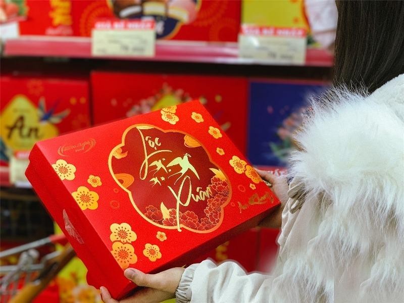 Hộp bánh mẫu mã Tết được khách hàng ưa chuộng. Hộp bánh mẫu mã Tết được khách hàng ưa chuộng.