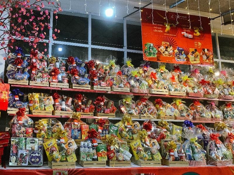Nhiều giỏ quà bánh, kẹo Tết lên kệ tại siêu thị. Nhiều giỏ quà bánh, kẹo Tết lên kệ tại siêu thị.