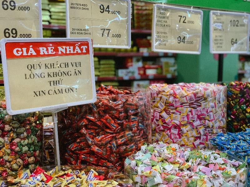 Dù hai tuần nữa mới đến Tết Nhâm Dần 2022, thế nhưng ghi nhận của phóng viên, bên trong một siêu thị lớn nằm trên đường Trần Duy Hưng (Hà Nội) đã bày bán tràn ngập các loại bánh kẹo bán theo cân với đủ mẫu mã bắt mắt, thu hút khách hàng. Dù hai tuần nữa mới đến Tết Nhâm Dần 2022, thế nhưng ghi nhận của phóng viên, bên trong một siêu thị lớn nằm trên đường Trần Duy Hưng (Hà Nội) đã bày bán tràn ngập các loại bánh kẹo bán theo cân với đủ mẫu mã bắt mắt, thu hút khách hàng.
