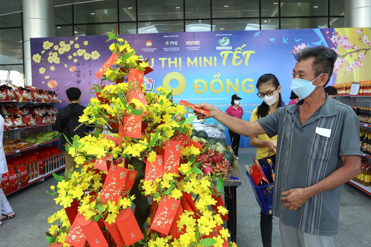 Ông Chu Đức Vượng, bệnh nhân 60 tuổi hái lộc xuân. Ông Chu Đức Vượng, bệnh nhân 60 tuổi hái lộc xuân.