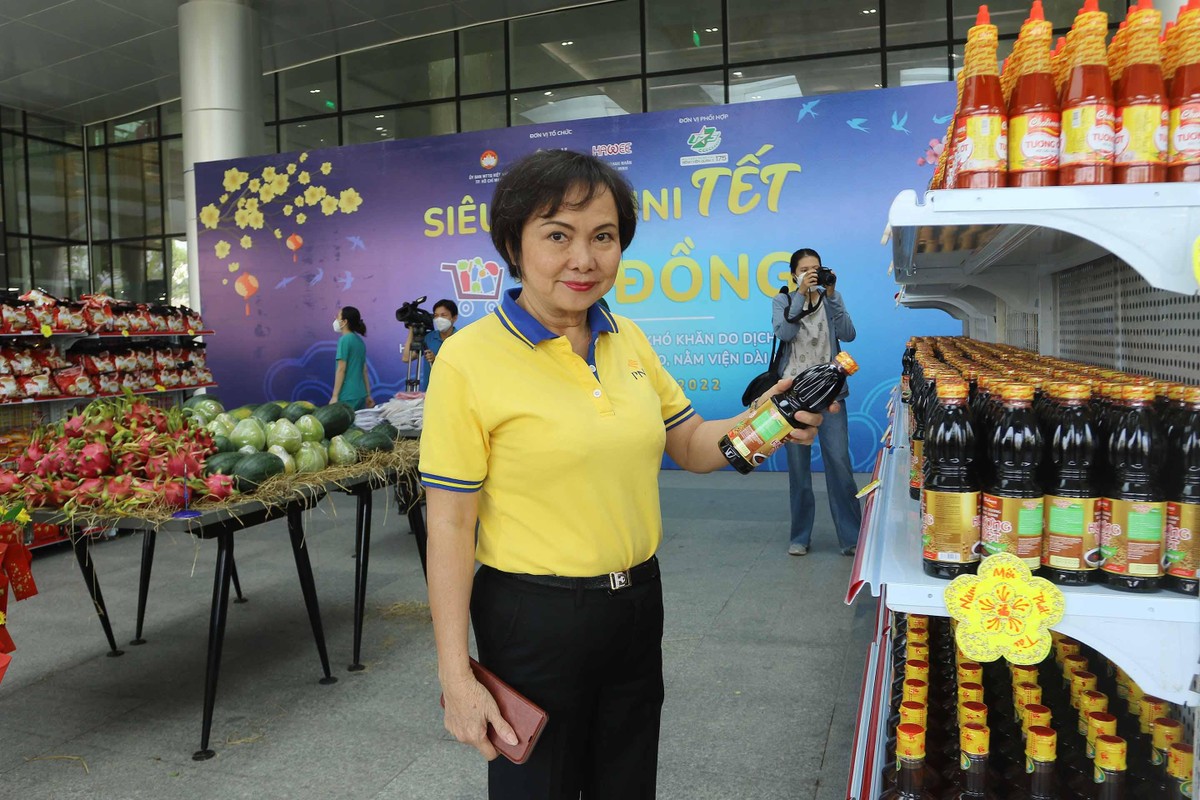 Bà Cao Thị Ngọc Dung, chủ tịch HĐQT PNJ đồng thời là chủ tịch Hawee có mặt từ sớm để kiểm tra các mặt hàng. Bà Cao Thị Ngọc Dung, chủ tịch HĐQT PNJ đồng thời là chủ tịch Hawee có mặt từ sớm để kiểm tra các mặt hàng.