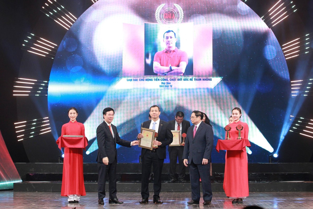 Thủ tướng Phạm Minh Chính và Thường trực Ban Bí thư trao giải A cho Nhà báo Phùng Huy Hào - Báo Đầu tư Thủ tướng Phạm Minh Chính và Thường trực Ban Bí thư trao giải A cho Nhà báo Phùng Huy Hào - Báo Đầu tư