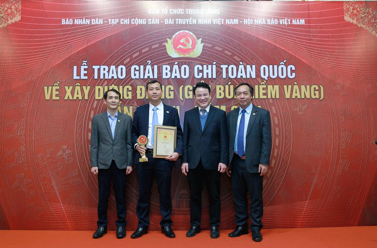 Bí thư Đảng ủy, Thứ trưởng Bộ Kế hoạch và Đầu tư Trần Quốc Phương (thứ hai từ phải sang), Tổng biên tập Báo Đầu tư Lê Trọng Minh (bìa phải) và Phó tổng biên tập thường trực Báo Đầu tư Bùi Đức Hải (bìa trái) chúc mừng Nhà báo Huy Hào. Bí thư Đảng ủy, Thứ trưởng Bộ Kế hoạch và Đầu tư Trần Quốc Phương (thứ hai từ phải sang), Tổng biên tập Báo Đầu tư Lê Trọng Minh (bìa phải) và Phó tổng biên tập thường trực Báo Đầu tư Bùi Đức Hải (bìa trái) chúc mừng Nhà báo Huy Hào.