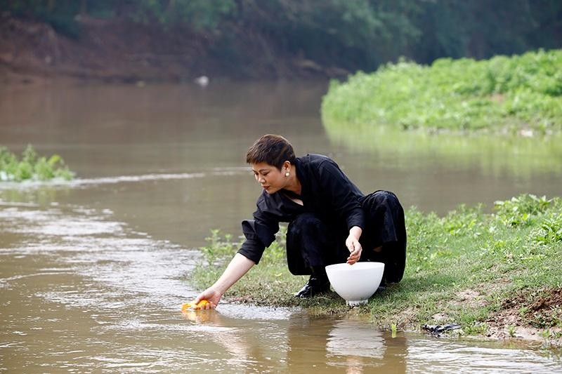 Bà Liên thực hiện phóng sinh cá chép...