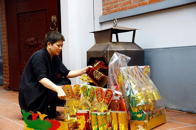 ...và đốt vàng mã dịp cuối năm