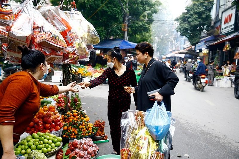 Tay xách nách mang như bao người phụ nữ đang đi chợ khác