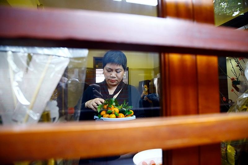 Bày biện hoa quả trước mâm cúng ông Công ông Táo tại căn bếp của gia đình