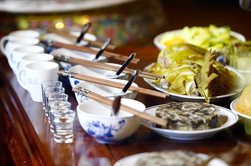 Nữ doanh nhân rất thành tâm với các tục lệ cổ truyền, nên mâm cơm cúng đều được bày biện theo truyền thống gia đình và có những quy tắc nhất định.