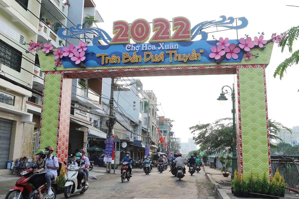 Đây là chợ hoa nổi tiếng và lâu đời tại TP.HCM mà người dân địa phương vẫn quen gọi là chợ hoa "trên bến, dưới thuyền". Chợ hoa này kéo dài dọc Kênh Tàu Hũ khoảng 3km. Đây là chợ hoa nổi tiếng và lâu đời tại TP.HCM mà người dân địa phương vẫn quen gọi là chợ hoa "trên bến, dưới thuyền". Chợ hoa này kéo dài dọc Kênh Tàu Hũ khoảng 3km.