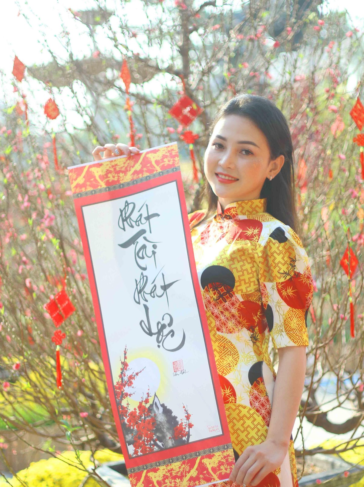 Bạn Huỳnh Mi, nhân viên của một công ty Bất Động Sản chụp hình với cây Bích Đào đang độ khoe sắc. Bạn Huỳnh Mi, nhân viên của một công ty Bất Động Sản chụp hình với cây Bích Đào đang độ khoe sắc.