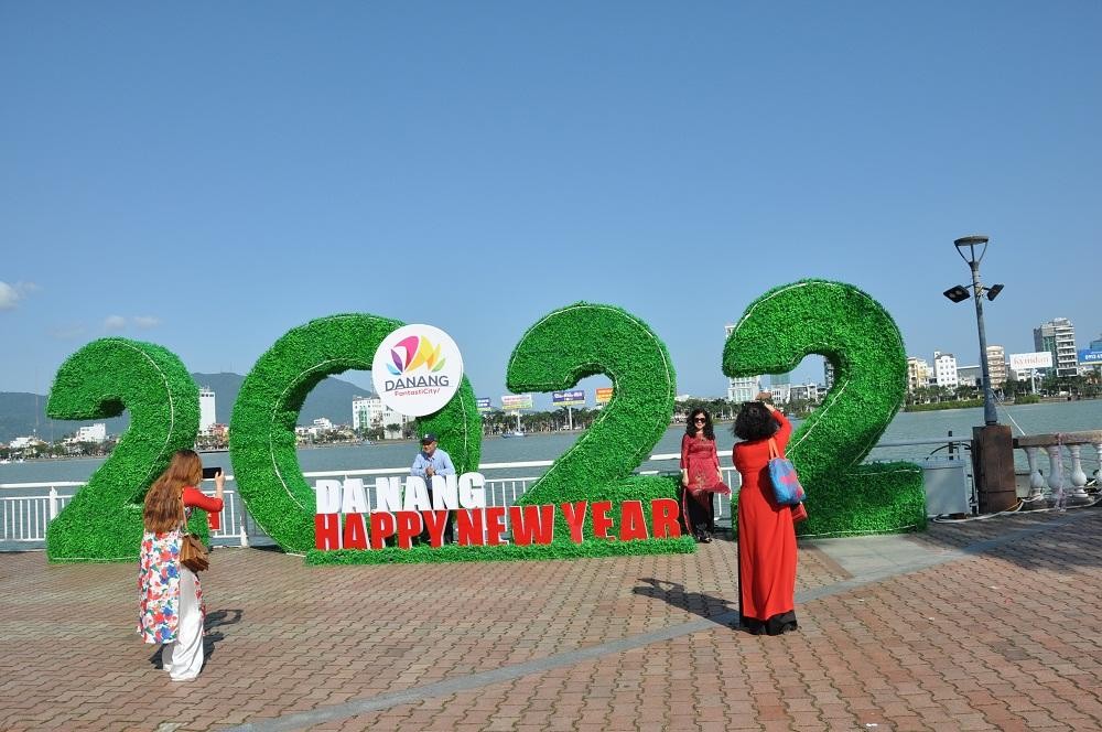 Người dân tranh thủ "check in", dù đường hoa Tết Đà Nẵng ngày 28 Tết mới mở cửa. Người dân tranh thủ "check in", dù đường hoa Tết Đà Nẵng ngày 28 Tết mới mở cửa.