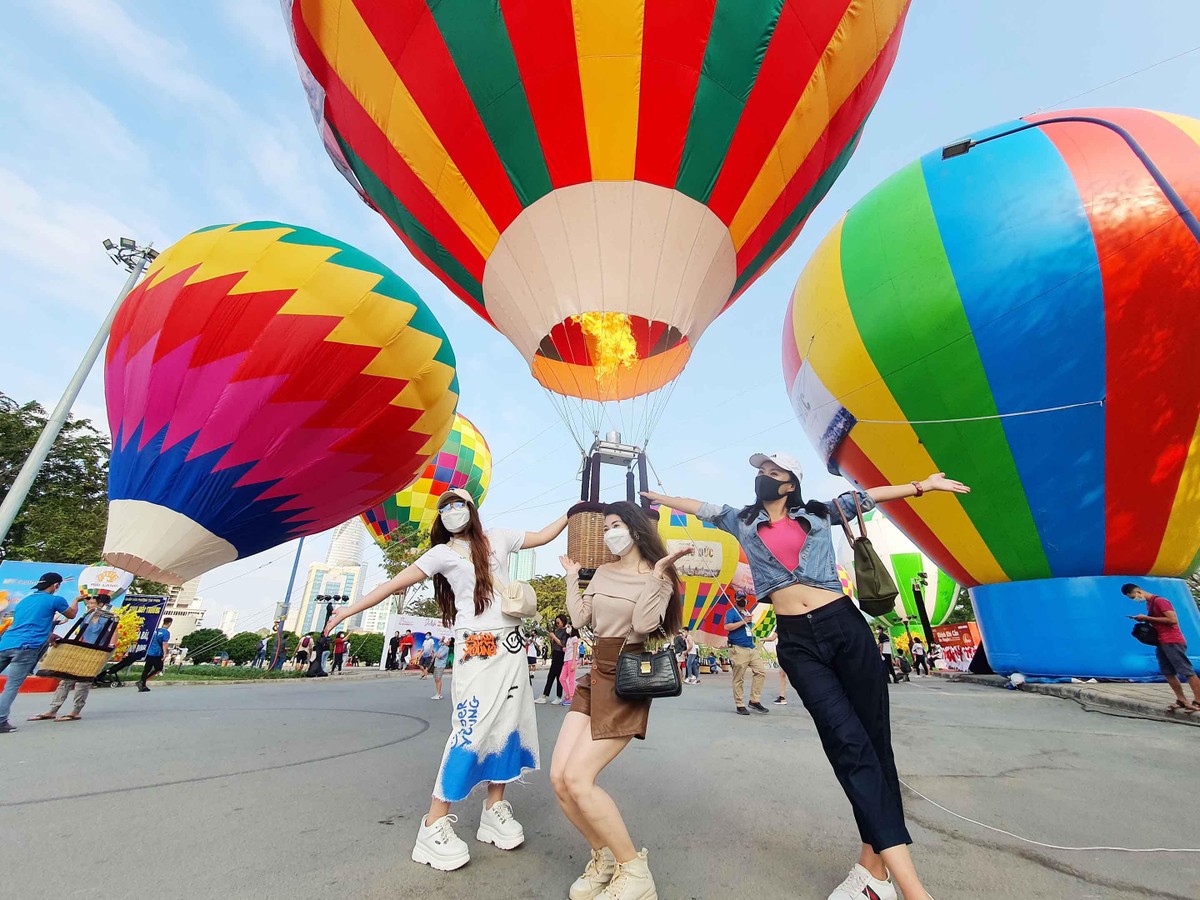 Lễ hội khinh khí cầu, được tổ chức kỷ niệm 1 năm thành lập TP. Thủ Đức và chào xuân Nhâm Dần, đây là điểm thu hút các khá đông bạn trẻ đến vui chơi. Lễ hội khinh khí cầu, được tổ chức kỷ niệm 1 năm thành lập TP. Thủ Đức và chào xuân Nhâm Dần, đây là điểm thu hút các khá đông bạn trẻ đến vui chơi.