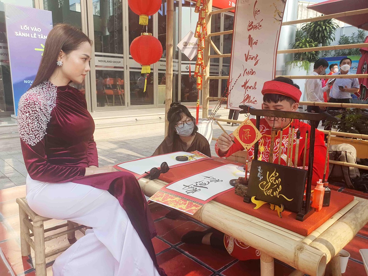 Các tuyến phố Ông Đồ luôn đắt khách đến xin chữ. Các tuyến phố Ông Đồ luôn đắt khách đến xin chữ.