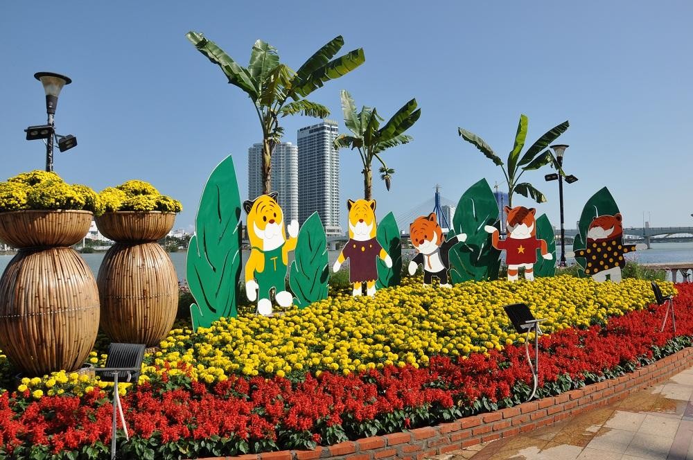 Muôn sắc hoa tươi bên bờ sông Hàn. Muôn sắc hoa tươi bên bờ sông Hàn.