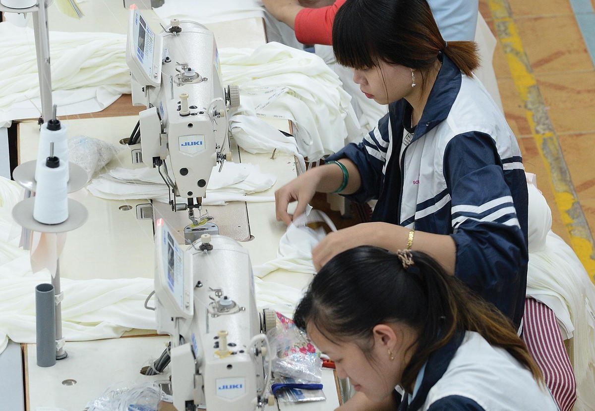 Nhà máy, công xưởng đã bắt đầu rộn rã Nhà máy, công xưởng đã bắt đầu rộn rã