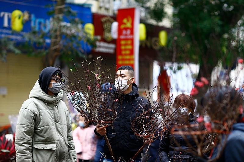 Không ít người vẫn lựa chọn ngày cuối cùng của năm cũ đi mua đào do giá cả không quá cao. Không ít người vẫn lựa chọn ngày cuối cùng của năm cũ đi mua đào do giá cả không quá cao.