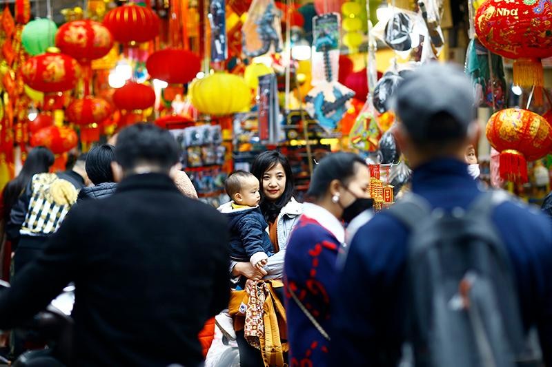 Những em nhỏ được bố mẹ cho đi chơi chợ Tết. Những em nhỏ được bố mẹ cho đi chơi chợ Tết.