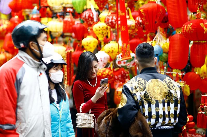 Một gia đình diện áo dài truyền thống để chụp ảnh cùng những sắc màu tết. Những chiếc khẩu trang chỉ được tháo ra một cách vội vã mỗi khi chụp ảnh Một gia đình diện áo dài truyền thống để chụp ảnh cùng những sắc màu tết. Những chiếc khẩu trang chỉ được tháo ra một cách vội vã mỗi khi chụp ảnh