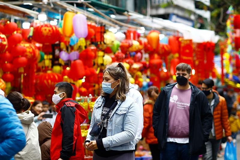 Những người nước ngoài hiếm hoi đi thăm chợ Tết, đây là điều ít gặp trong thời kỳ dịch bệnh đang còn hiện hữu. Những người nước ngoài hiếm hoi đi thăm chợ Tết, đây là điều ít gặp trong thời kỳ dịch bệnh đang còn hiện hữu.