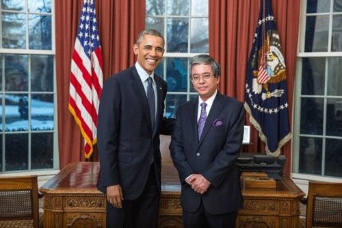 Đại sứ Phạm Quang Vinh trình quốc thư lên Tổng thống Hợp chúng quốc Hoa Kỳ Barak Obama. Đại sứ Phạm Quang Vinh trình quốc thư lên Tổng thống Hợp chúng quốc Hoa Kỳ Barak Obama.