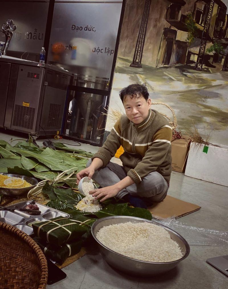 Theo ông Cường, gói bánh chưng cũng là cách luyện tập kỹ năng và thử thách tính kiên nhẫn. Hồi nhỏ, ông rất thích xem các cụ gói bánh và luộc bánh. Bánh dài hay vuông, mỏng hay dầy, tròn hay méo đều có ít nhiều tâm tư của người gói bánh