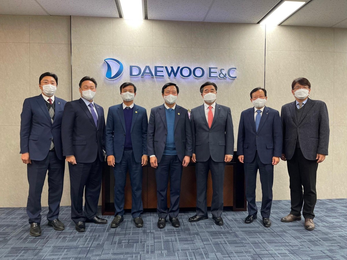 Bí thư Phạm Xuân Thăng gặp gỡ các nhà đầu tư Hàn Quốc. Bí thư Phạm Xuân Thăng gặp gỡ các nhà đầu tư Hàn Quốc.