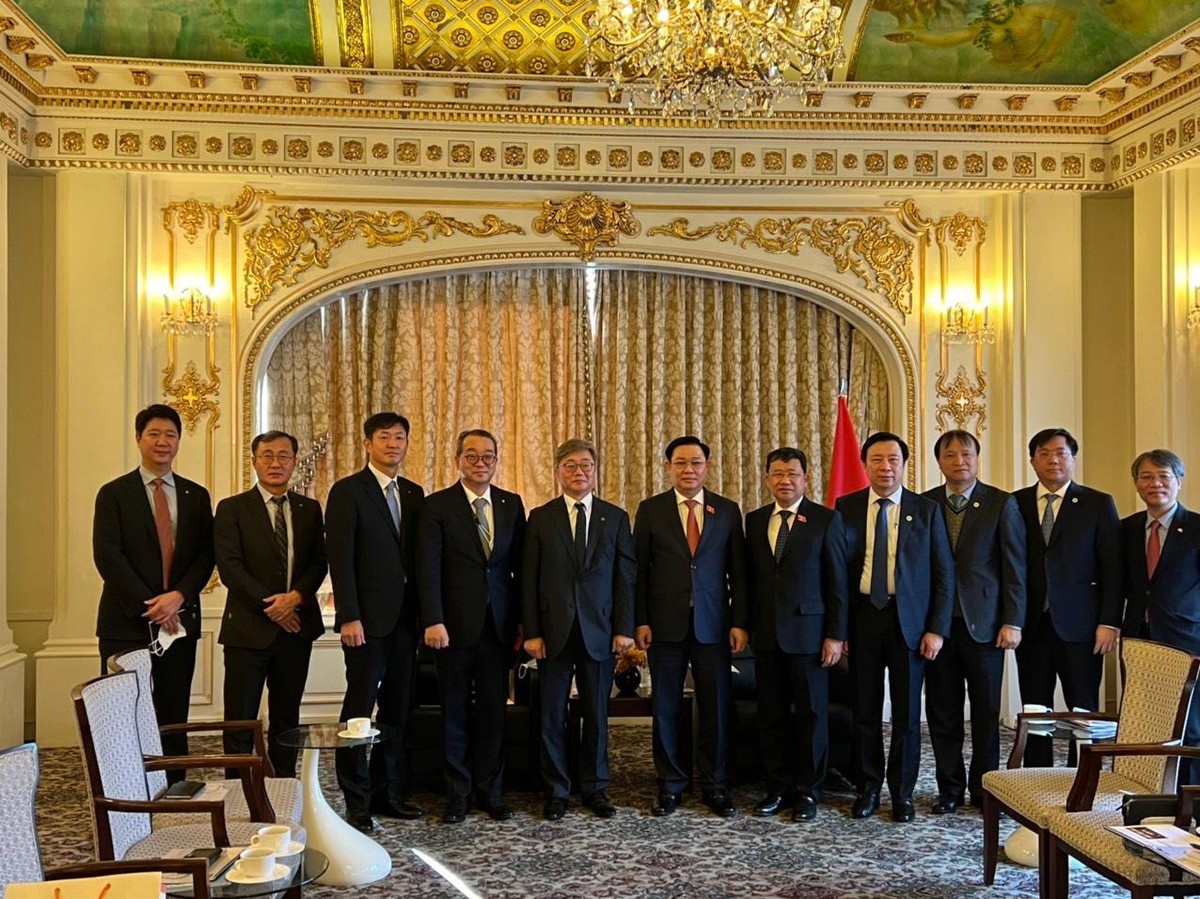 Chủ tịch Quốc hội Vương Đình Huệ và lãnh đạo các Bộ, ngành và địa phương tiếp xúc với các nhà đầu tư Hàn Quốc. Chủ tịch Quốc hội Vương Đình Huệ và lãnh đạo các Bộ, ngành và địa phương tiếp xúc với các nhà đầu tư Hàn Quốc.