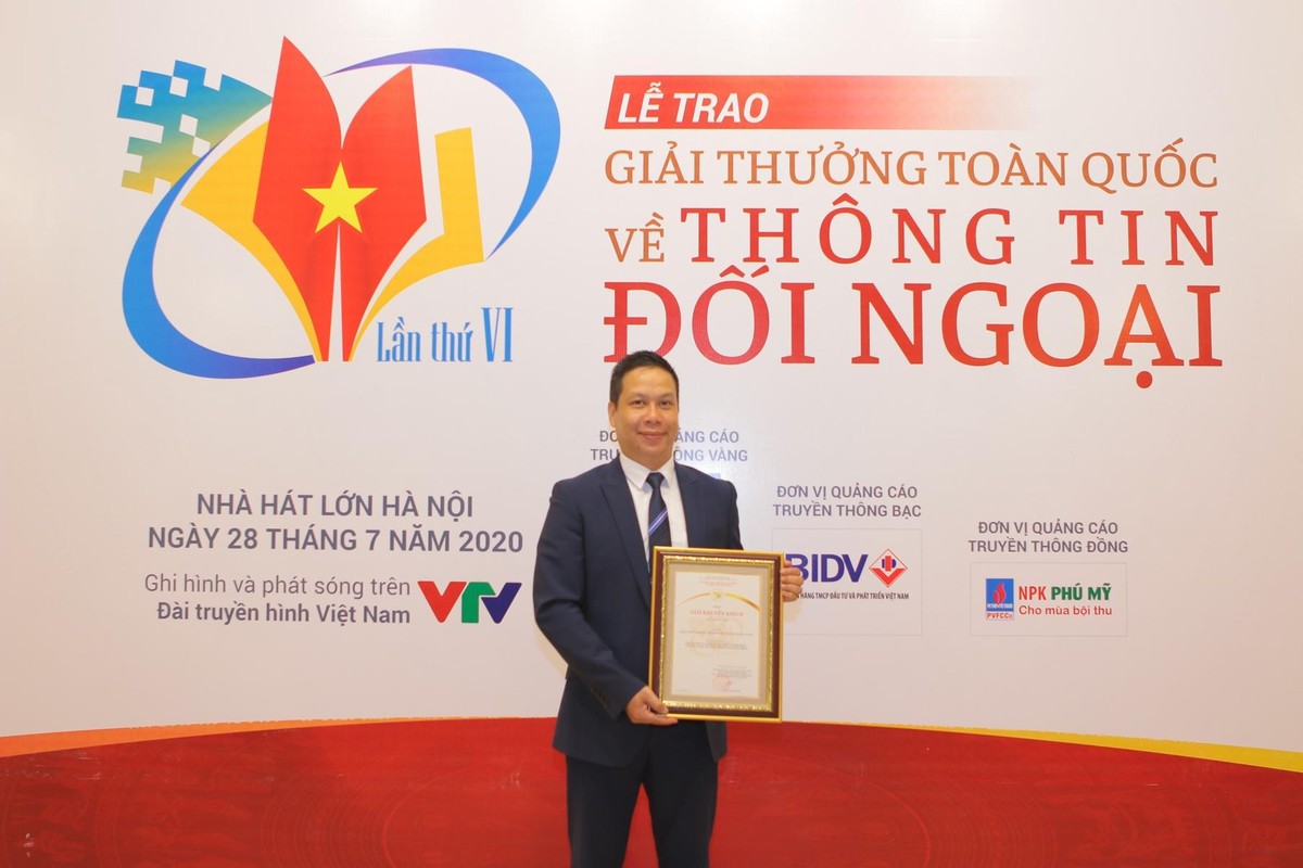 Dự án “Lịch Trường Sa Nhà giàn DK1 hành trình của trái tim” nhận Giải thưởng sáng kiến Giải thưởng Toàn quốc về Thông tin Đối ngoại do Ban tuyên giáo Trung ương trao tặng. (Ảnh: Nhân vật cung cấp) Dự án “Lịch Trường Sa Nhà giàn DK1 hành trình của trái tim” nhận Giải thưởng sáng kiến Giải thưởng Toàn quốc về Thông tin Đối ngoại do Ban tuyên giáo Trung ương trao tặng. (Ảnh: Nhân vật cung cấp)