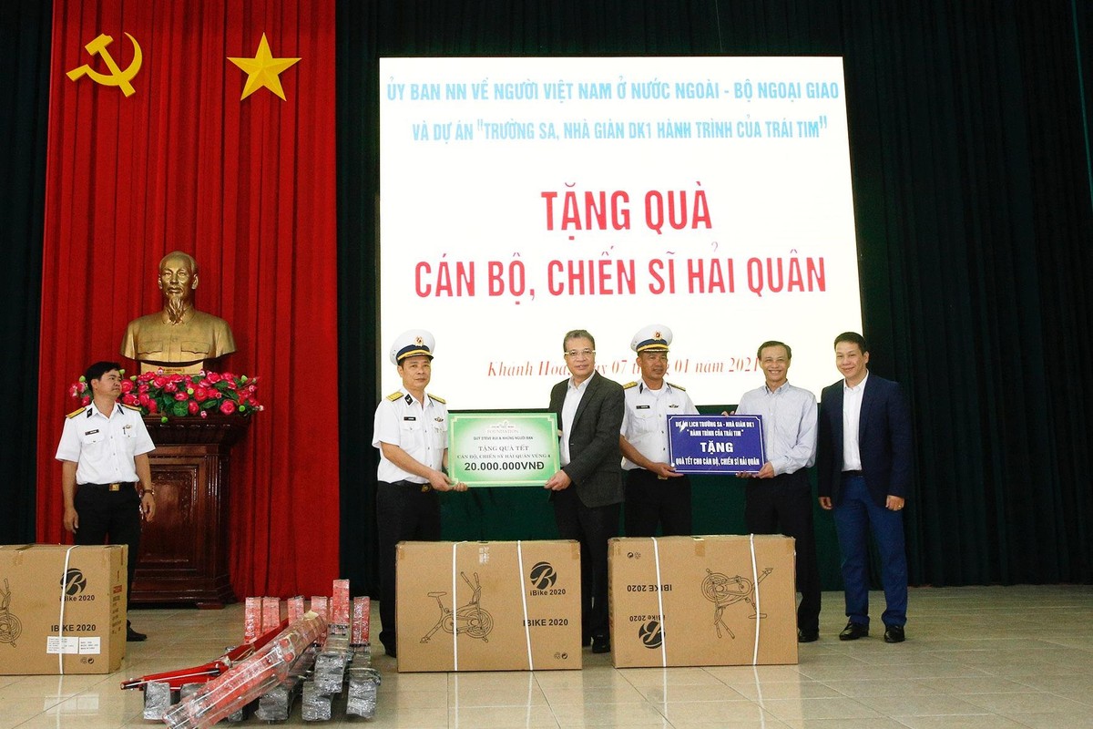 CEO Lê Hồng Quân đại diện Quỹ “Trường Sa Nhà giàn DK1 hành trình của trái tim” cùng Thứ trưởng Bộ Ngoại giao trao tặng quà Tết cho cán bộ, chiến sĩ Vùng 4 Hải quân trước khi lên đường làm nhiệm vụ. (Ảnh: Nhân vật cung cấp) CEO Lê Hồng Quân đại diện Quỹ “Trường Sa Nhà giàn DK1 hành trình của trái tim” cùng Thứ trưởng Bộ Ngoại giao trao tặng quà Tết cho cán bộ, chiến sĩ Vùng 4 Hải quân trước khi lên đường làm nhiệm vụ. (Ảnh: Nhân vật cung cấp)