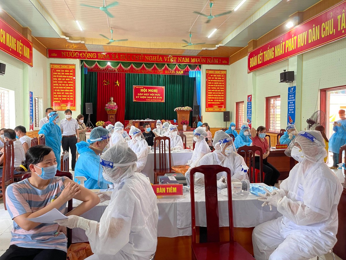 Các cán bộ Bộ phận thường trực đặc biệt của Bộ Y tế chụp ảnh cùng các y, bác sĩ đang làm nhiệm vụ chống dịch tại Bắc Giang Các cán bộ Bộ phận thường trực đặc biệt của Bộ Y tế chụp ảnh cùng các y, bác sĩ đang làm nhiệm vụ chống dịch tại Bắc Giang