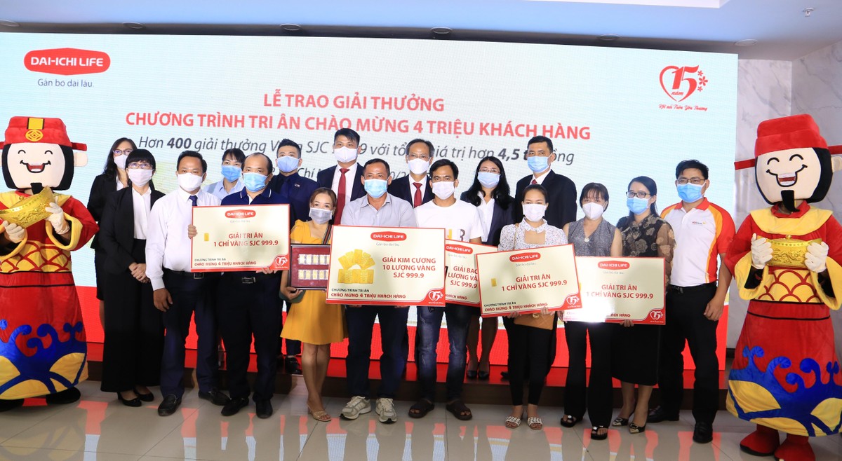 Các khách hàng may mắn trúng thưởng của Chương trình tri ân Chào mừng 4 triệu khách hàng chụp hình lưu niệm cùng Ban Giám đốc Công ty Dai-ichi Life Việt Nam. Các khách hàng may mắn trúng thưởng của Chương trình tri ân Chào mừng 4 triệu khách hàng chụp hình lưu niệm cùng Ban Giám đốc Công ty Dai-ichi Life Việt Nam.