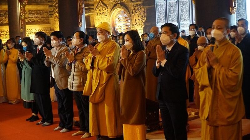 Các đồng chí lãnh đạo tỉnh Hà Nam, Giáo hội Phật giáo Việt Nam và Doanh nghiệp xây dựng Xuân Trường dâng hương cầu nguyện năm mới quốc thái dân an, mưa thuận gió hòa, cuộc sống bình an, hạnh phúc Các đồng chí lãnh đạo tỉnh Hà Nam, Giáo hội Phật giáo Việt Nam và Doanh nghiệp xây dựng Xuân Trường dâng hương cầu nguyện năm mới quốc thái dân an, mưa thuận gió hòa, cuộc sống bình an, hạnh phúc