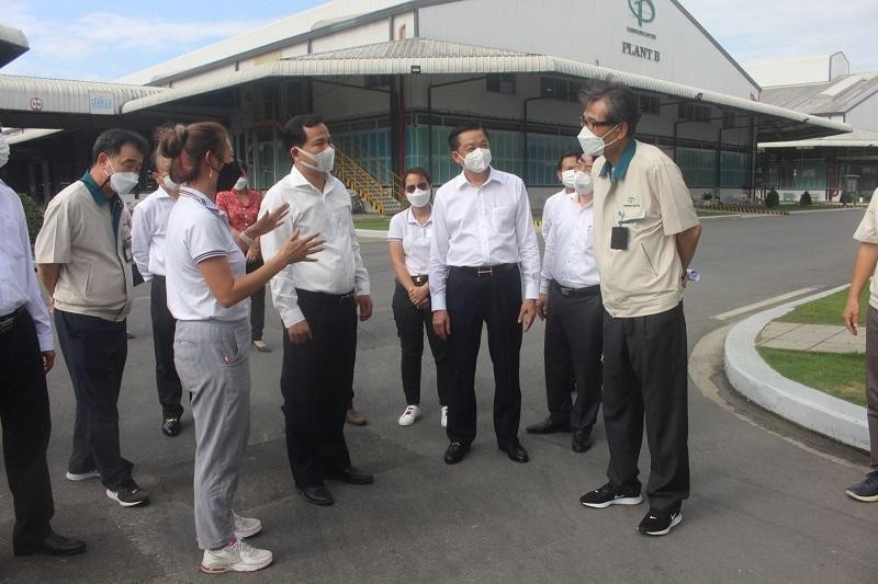 Ban giám đốc Công ty TNHH Taekwang Cần Thơ (bìa phải) trình bày với lãnh đạo TP. CầnThơ về kế hoạch mở rộng đầu tư trong năm 2022 Ban giám đốc Công ty TNHH Taekwang Cần Thơ (bìa phải) trình bày với lãnh đạo TP. CầnThơ về kế hoạch mở rộng đầu tư trong năm 2022