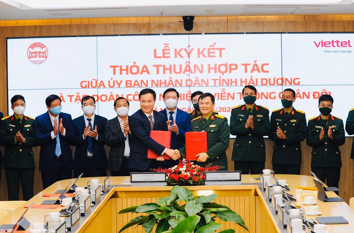 Ông Triệu Thế Hùng, Chủ tịch UBND tỉnh Hải Dương và Đại tá Tào Đức Thắng, Chủ tịch kiêm Tổng Giám đốc Tập đoàn Viettel ký kết thỏa thuận hợp tác. Ảnh: Thành Chung Ông Triệu Thế Hùng, Chủ tịch UBND tỉnh Hải Dương và Đại tá Tào Đức Thắng, Chủ tịch kiêm Tổng Giám đốc Tập đoàn Viettel ký kết thỏa thuận hợp tác. Ảnh: Thành Chung