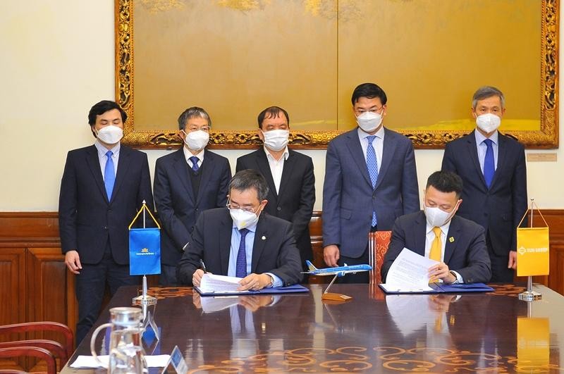 Tập đoàn Sun Group và Vietnam Airlines đã chính thức ký kết Thỏa thuận hợp tác đồng hành hỗ trợ vận chuyển công dân Việt Nam và thành viên gia đình từ vùng chiến sự Ukraine về nước. Tập đoàn Sun Group và Vietnam Airlines đã chính thức ký kết Thỏa thuận hợp tác đồng hành hỗ trợ vận chuyển công dân Việt Nam và thành viên gia đình từ vùng chiến sự Ukraine về nước.