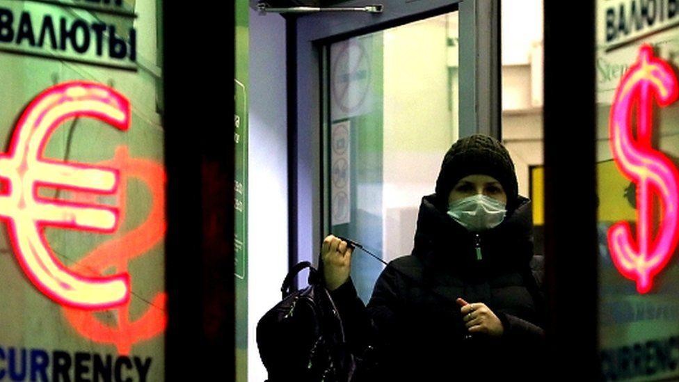 Các ngân hàng phương Tây đối mặt với rủi ro cao trong bối cảnh các lệnh trừng phạt tài chính nhằm vào Nga đang được siết chặt. Ảnh: BBC Các ngân hàng phương Tây đối mặt với rủi ro cao trong bối cảnh các lệnh trừng phạt tài chính nhằm vào Nga đang được siết chặt. Ảnh: BBC