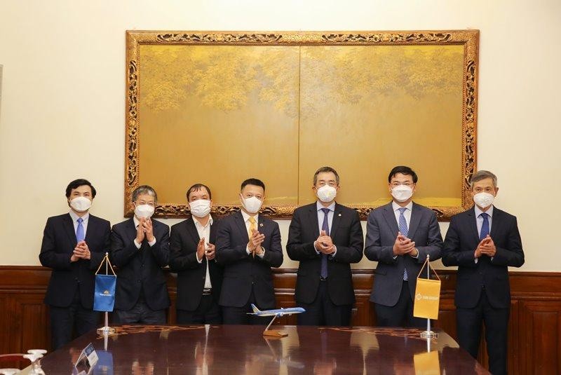 Lễ ký kết này là lời cam kết cho sự đồng hành của các doanh nghiệp, luôn có trách nhiệm, sứ mệnh với đồng bào, với đất nước. Lễ ký kết này là lời cam kết cho sự đồng hành của các doanh nghiệp, luôn có trách nhiệm, sứ mệnh với đồng bào, với đất nước.