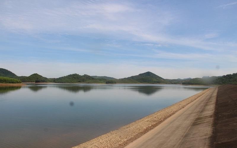 Hồ Vực Mấu, nơi UBND tỉnh Nghệ An vừa có quyết định chấp thuận chủ trương đầu tư một trong hai dự án điện mặt trời ngàn tỷ. Hồ Vực Mấu, nơi UBND tỉnh Nghệ An vừa có quyết định chấp thuận chủ trương đầu tư một trong hai dự án điện mặt trời ngàn tỷ.