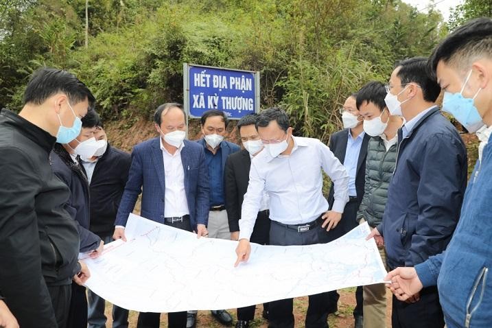 Ông Cao Tường Huy, Phó Chủ tịch Thường trực UBND tỉnh Quảng Ninh (mặc áo trắng) yêu cầu hoàn thiện các phương án đề xuất để báo cáo Tỉnh ủy, trình HĐND tỉnh vào kỳ họp gần đây nhất (dự kiến diễn ra trước ngày 20/3). Ông Cao Tường Huy, Phó Chủ tịch Thường trực UBND tỉnh Quảng Ninh (mặc áo trắng) yêu cầu hoàn thiện các phương án đề xuất để báo cáo Tỉnh ủy, trình HĐND tỉnh vào kỳ họp gần đây nhất (dự kiến diễn ra trước ngày 20/3).