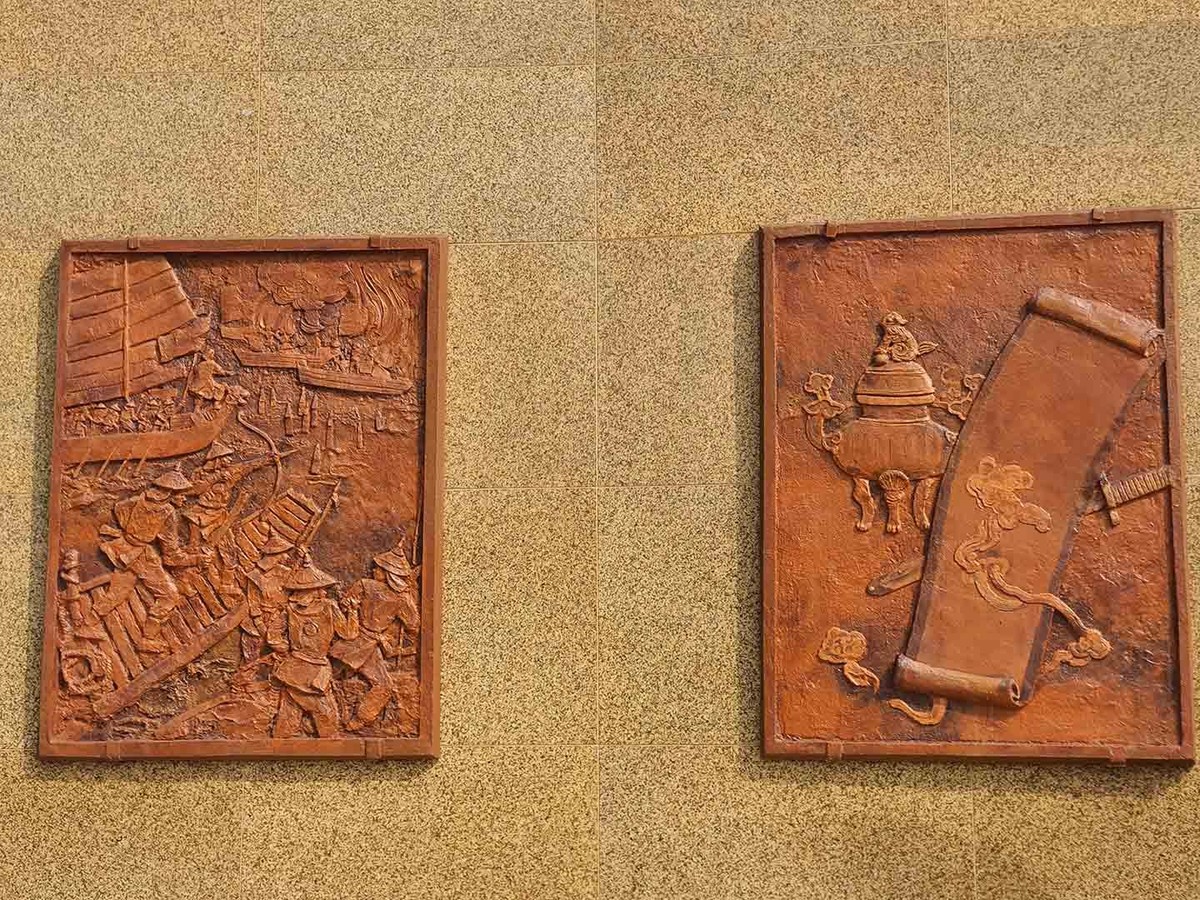 Xung quanh tượng đài có các tấm phù điêu.