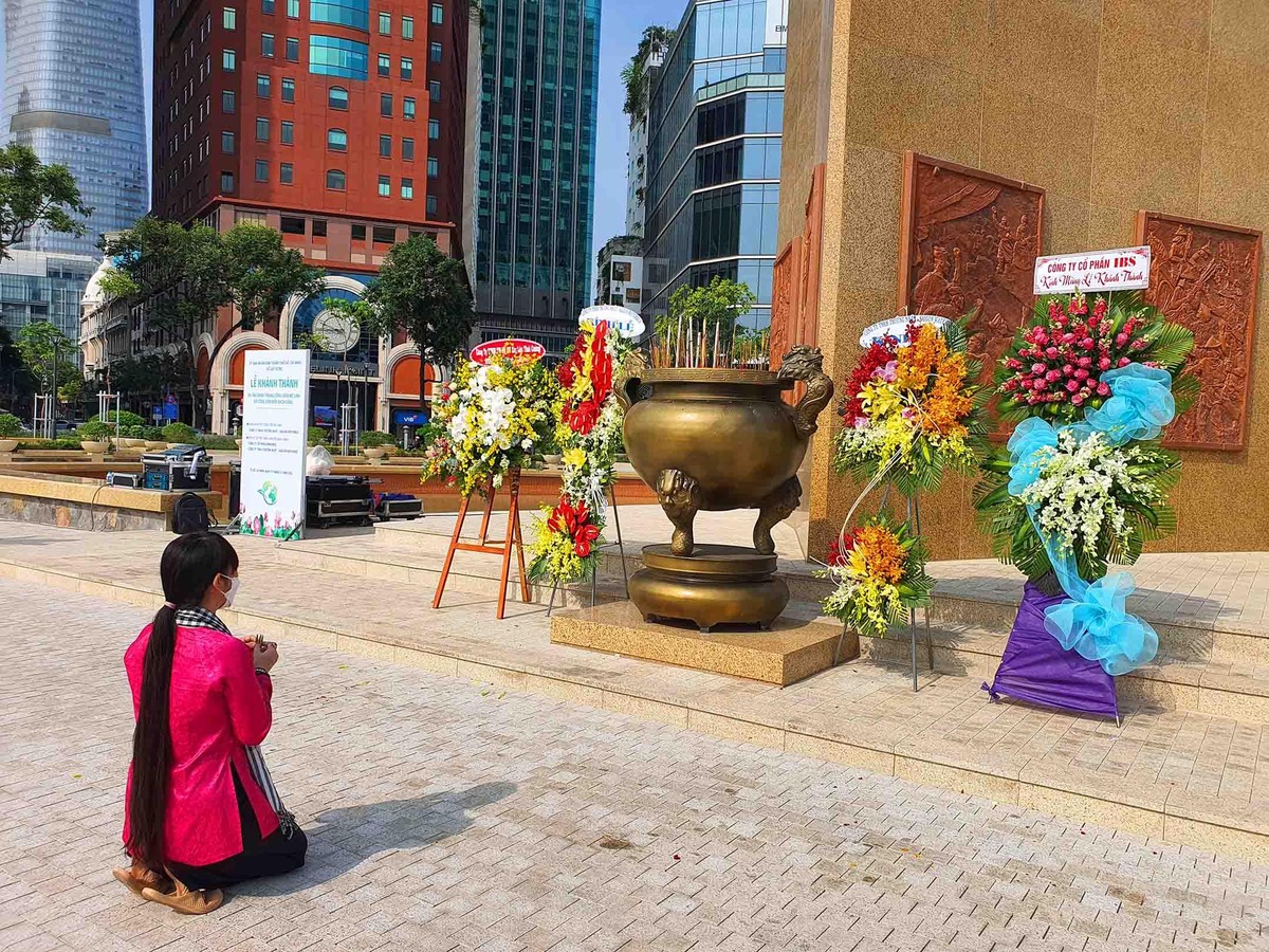 Rạng sáng ngày 17/3, việc cung thỉnh lư hương về an vị dưới tượng Đức Thánh Trần Hưng Đạo đã được hoàn tất.