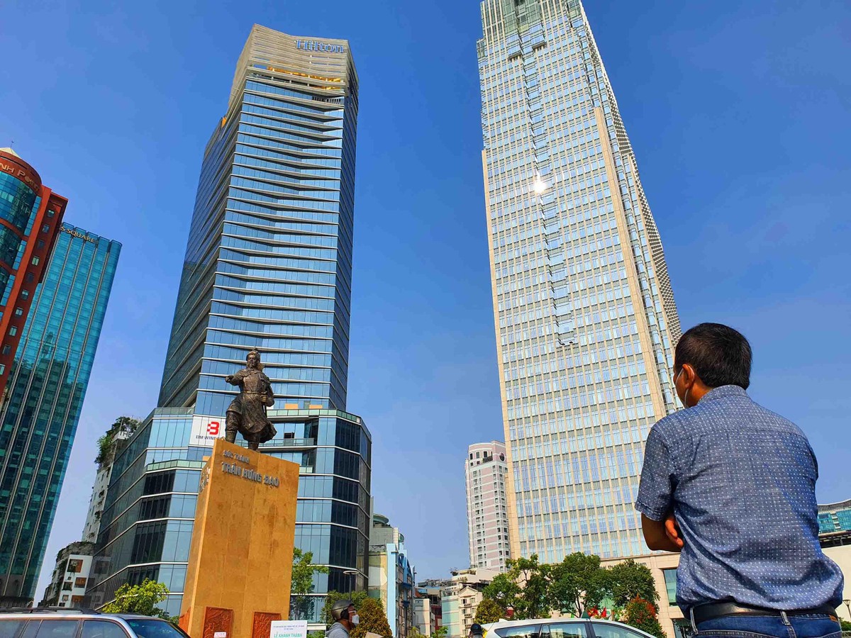 Bức tượng uy nghi nổi bật giữa trung tâm và là hình ảnh quen thuộc của người dân TP.HCM.