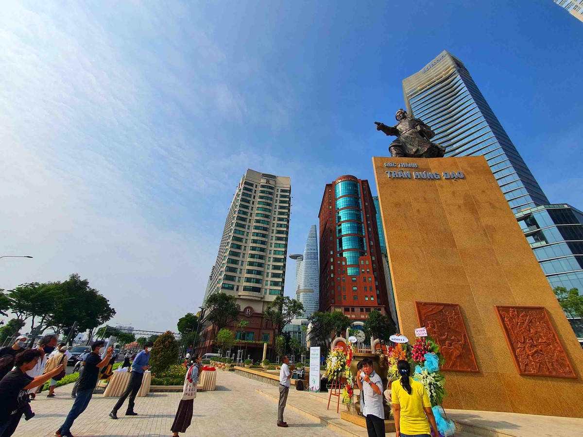 Đơn vị tài trợ công viên Mê Linh là Công ty TNHH Thường Nhật-Saigon Waterbus, tài trợ công viên Bến Bạch Đằng là Công ty cổ phần Vinhomes và Saigon Waterbus.