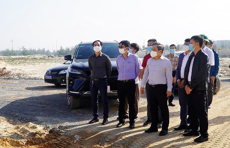 Ông Vũ Đại Thắng, Bí thư Tỉnh ủy Quảng Bình kiểm tra tiến độ các hạng mục tại Dự án Trung tâm Hội nghị Quốc tế, khách sạn 5 sao và biệt thự nghỉ dưỡng FLC Quảng Bình. Ảnh: N.L