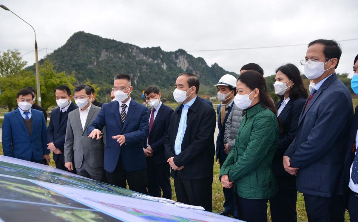 CEO Nguyễn Công Hoan (thứ 4 từ trái sang) chia sẻ kế hoạch đầu tư của Flamingo Holding Group với lãnh đạo tỉnh Tuyên Quang.