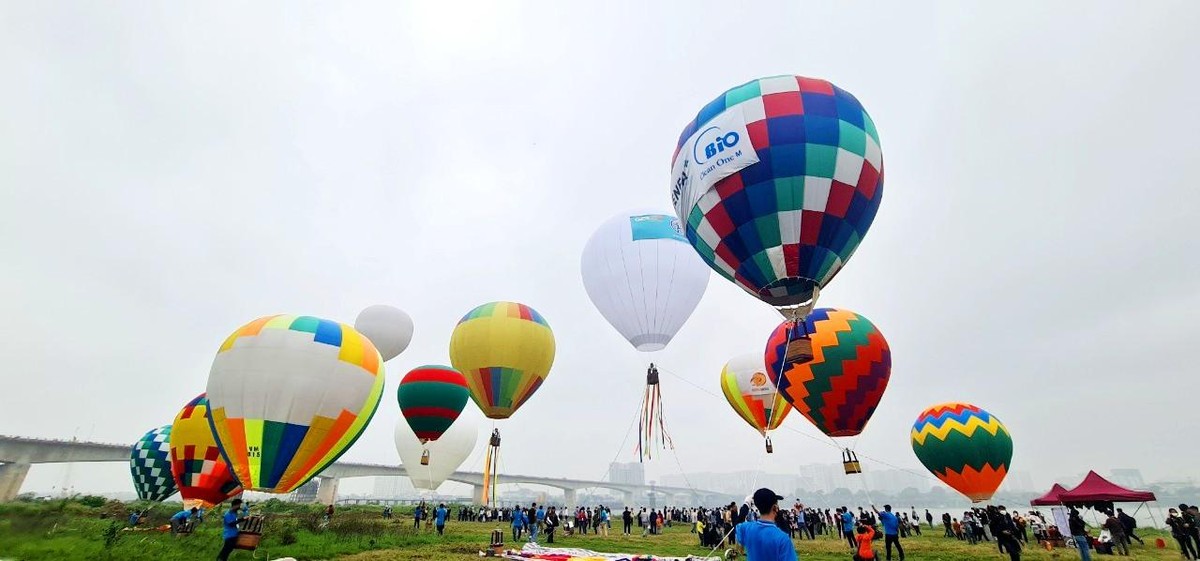 Mỗi lượt bay treo khinh khí cầu khoảng 6-7 phút. Mỗi lượt bay treo khinh khí cầu khoảng 6-7 phút.