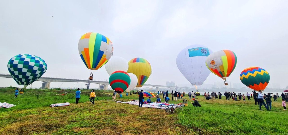 Du khách nếu mua vé bay khinh khí cầu mà không bay được thì sẽ được bay bù vào buổi kế tiếp hoặc hoàn lại tiền. Du khách nếu mua vé bay khinh khí cầu mà không bay được thì sẽ được bay bù vào buổi kế tiếp hoặc hoàn lại tiền.